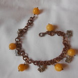 bracciale in catena color rame con agate gialle e charms