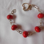 bracciale con pietre rosse e chiusura a cuore