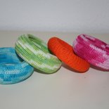 bracciali realizzati ad uncinetto con filato in cotone