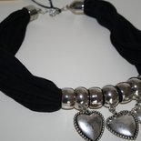 collana in fettuccia con charms cuori e gocce