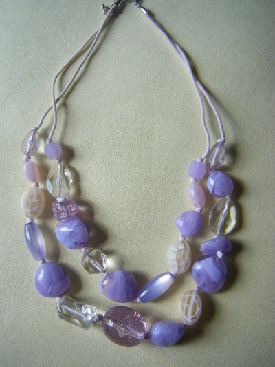 collana a 2 giri con cordini e perle in plastica collana a 2 giri con cordini e perle in plastica