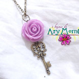 Rosa viola e chiave