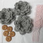 Set applique,fiori all'uncinetto grigi,bottoni marroni,pizzo rosa,craft set,materiali
