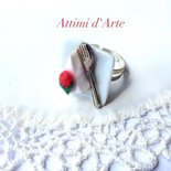 anello regolabile su piattino in ceramica fetta di torta alla fragola con forchetta
