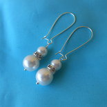 Eleganti orecchini con doppia perla