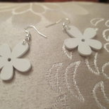 Orecchini con fiori bianchi