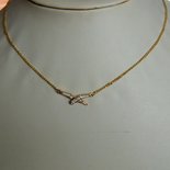 collana con catenina e ciondolo
