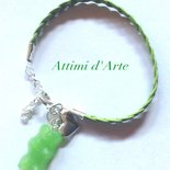 bracciale con simil pelle intrecciata verde con orsetto "gommoso" handmade