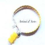 bracciale con simil pelle intrecciata giallo limone con orsetto "gommoso" handmade