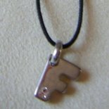collana con cordino e ciondolo lettera ,,F,,
