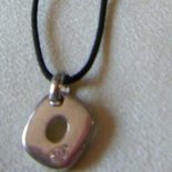 collana con cordino e ciondolo lettera ,,O,,