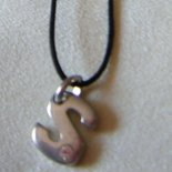 collana con cordino e ciondolo lettera ,,S,,