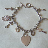 bracciale con catena in metallo colore argento, e charms diversi modelli  