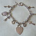 bracciale con catena in metallo colore argento, e charms diversi modelli