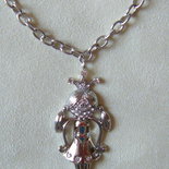 collana con catena in metallo colore argento e ciondolo fatina con strass
