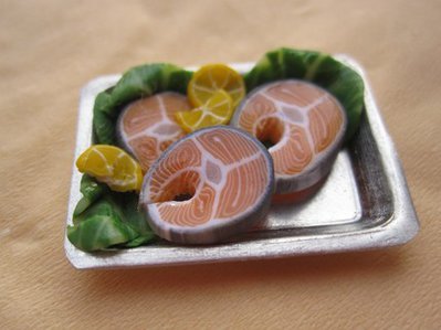 1/12 MINIATURE - vassoio con salmone - salmon tray with lemon and salad 1/12 MINIATURE - vassoio con salmone - salmon tray with lemon and salad