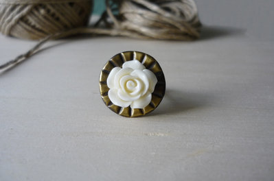 Anello con bottone vintage "white rose" Anello con bottone vintage "white rose"