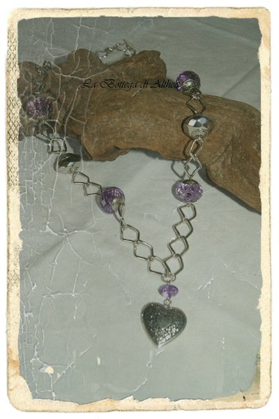 Collana con cuore in metallo e perle in vetro viola Collana con cuore in metallo e perle in vetro viola