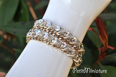 Bracciale in metallo oro vintage,con swarovski e perline delica,intrecciato a mano con filo cerato beige Bracciale in metallo oro vintage,con swarovski e perline delica,intrecciato a mano con filo cerato beige