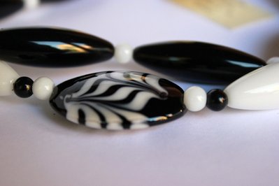 COLLANA BIANCA E NERA OPTICAL DI PORCELLANA SMALTATA COLLANA BIANCA E NERA OPTICAL DI PORCELLANA SMALTATA