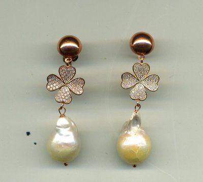 Orecchini con quadrifoglio in argento rosa e perla barocca Orecchini con quadrifoglio in argento rosa e perla barocca