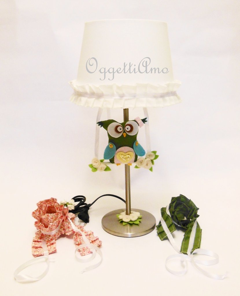 Lampada da tavolo per la cameretta con paralume decorato con gufi ... Lampade Uncinetto decorazione