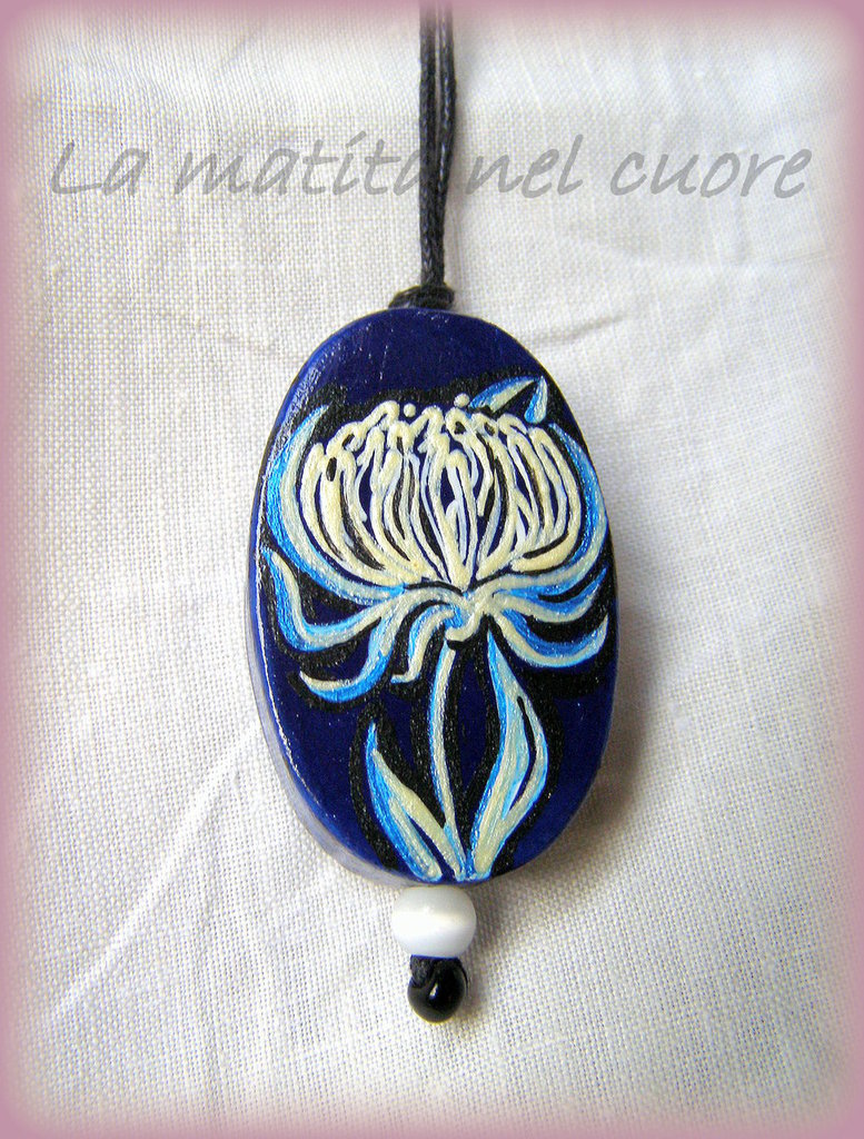 Ciondolo di legno con fiore liberty perla e azzurro su fondo blu ...