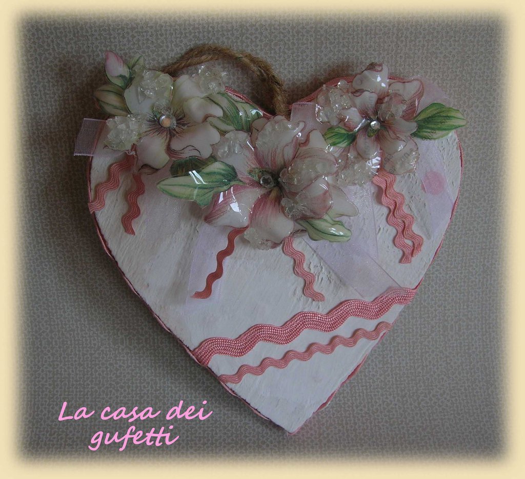 Cuore in legno stile shabby chic con fiori bianchi e rosa ...