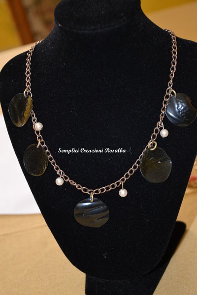 Collana girocollo con pepite di plastica riciclata verde bottiglia e perline color bianco perla - Collana girocollo con pepite di plastica riciclata verde bottiglia e perline color bianco perla -