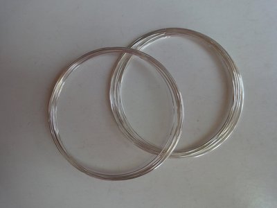 20 giri di filo armonico argento diametro 6 cm.