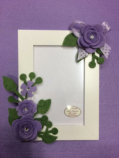 Portafoto bianco con fiori lilla verticale Portafoto bianco con fiori lilla verticale