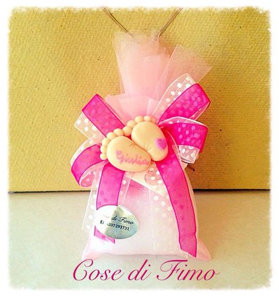 Bomboniera nascita battesimo sacchetto organza con piedini magnete Bomboniera nascita battesimo sacchetto organza con piedini magnete