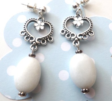 Orecchini con base a candeliere con strass e giada bianca idea regalo Orecchini con base a candeliere con strass e giada bianca idea regalo