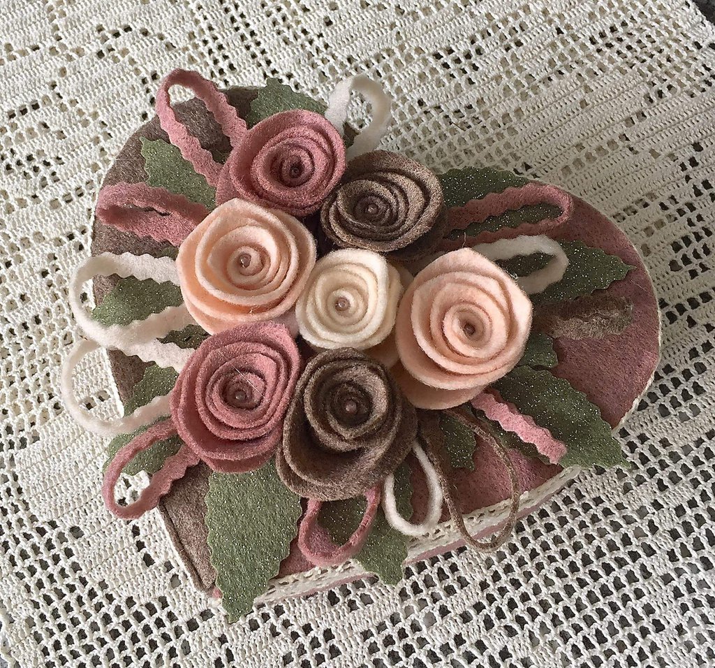 Scatola di cartone a forma di cuore rivestita e decorata con fiori ...
