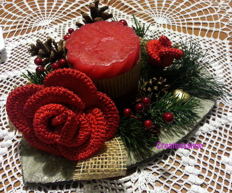 Centrotavola di natale con candela e rose rosse all'uncinetto ... Centrotavola uncinetto schema