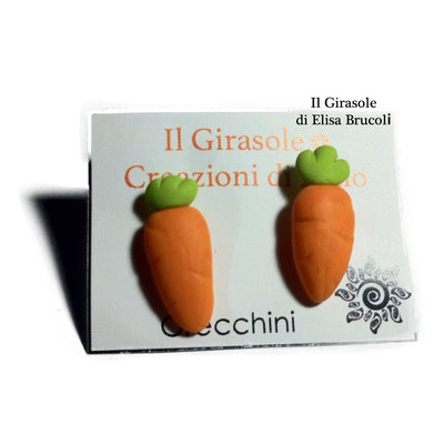 Orecchini a perno con carota in fimo Orecchini a perno con carota in fimo