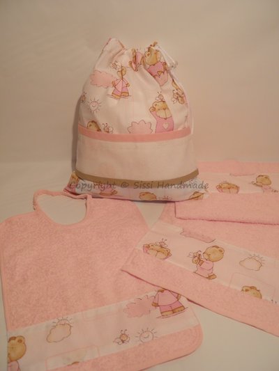 Set asilo e scuola composto da bavaglio, asciugamano e sacca Set asilo e scuola composto da bavaglio, asciugamano e sacca