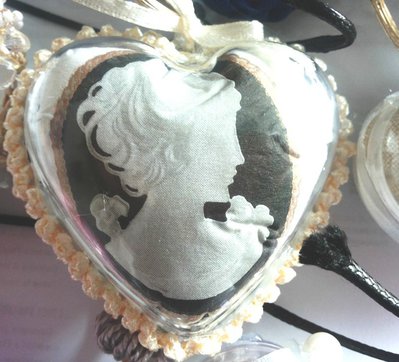 Set di 3 cuori interamenti decorati a mano nei toni del bianco ecrù avorio e nero Set di 3 cuori interamenti decorati a mano nei toni del bianco ecrù avorio e nero