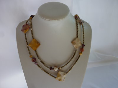 COLLANA LUNGA IN MOUKAITE E RONDELLE DI METALLO DORATO COLLANA LUNGA IN MOUKAITE E RONDELLE DI METALLO DORATO
