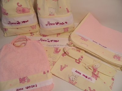 Set asilo e scuola composto da bavaglio, asciugamano, sacca da personalizzare Set asilo e scuola composto da bavaglio, asciugamano, sacca da personalizzare