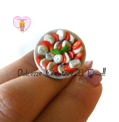Anello con piatto di Caprese - Pomodoro e mozzarella . kawaii handmade Anello con piatto di Caprese - Pomodoro e mozzarella . kawaii handmade