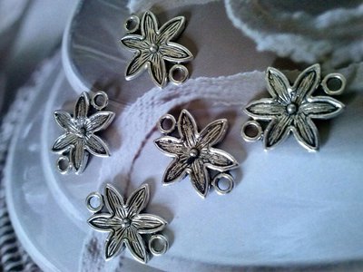 CONNETTORE A FIORE IN ARGENTO TIBETANO - HOBBY CREATIVI CONNETTORE A FIORE IN ARGENTO TIBETANO - HOBBY CREATIVI