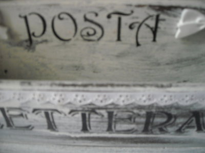 Porta posta appoggio stile shabby chic stencil fiocchetti in pol ... Porta lettere shabby