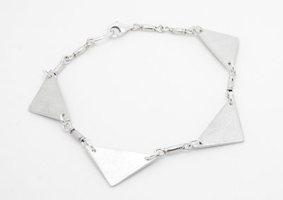 Bracciale con triangoli in puro argento Bracciale con triangoli in puro argento
