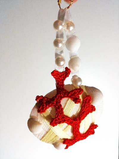 Decorazione da parete conchiglie di diverse misure rami di corallo e perle Decorazione da parete conchiglie di diverse misure rami di corallo e perle