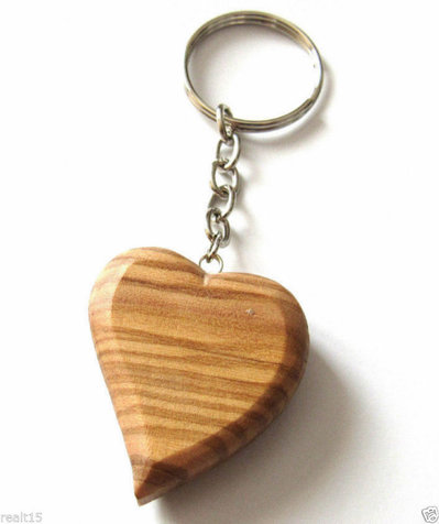 PORTACHIAVI FATTO INTERAMENTE A MANO A FORMA DI CUORE IN LEGNO DI ULIVO PORTACHIAVI FATTO INTERAMENTE A MANO A FORMA DI CUORE IN LEGNO DI ULIVO