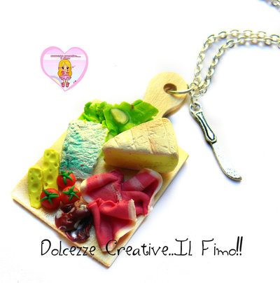 Collana tagliere con gorgonzola, salame, prosciutto, pomodoro, insalata, cetrioli, camoscio d'oro, edamer HANDMADE Collana tagliere con gorgonzola, salame, prosciutto, pomodoro, insalata, cetrioli, camoscio d'oro, edamer HANDMADE
