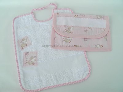 Set asilo e scuola bimba con pecorelle su tessuto rosa: 4 pezzi + personalizzazione Set asilo e scuola bimba con pecorelle su tessuto rosa: 4 pezzi + personalizzazione