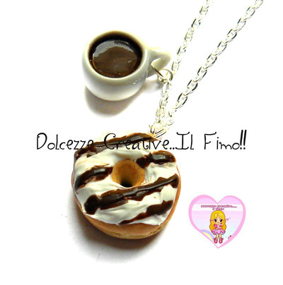 Collana Tazza di cioccolata calda con donut cioccolato bianco e al latte Collana Tazza di cioccolata calda con donut cioccolato bianco e al latte