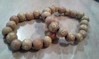 Bracciale elastico con perle di legno chiaro e dipinto Bracciale elastico con perle di legno chiaro e dipinto